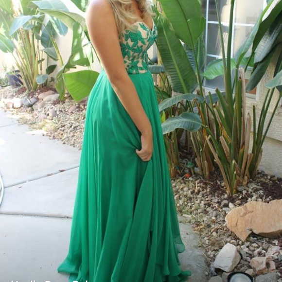 Prom dress! Bust 35.5 waist 27 and hips 38.5 - Picture 6 of 6